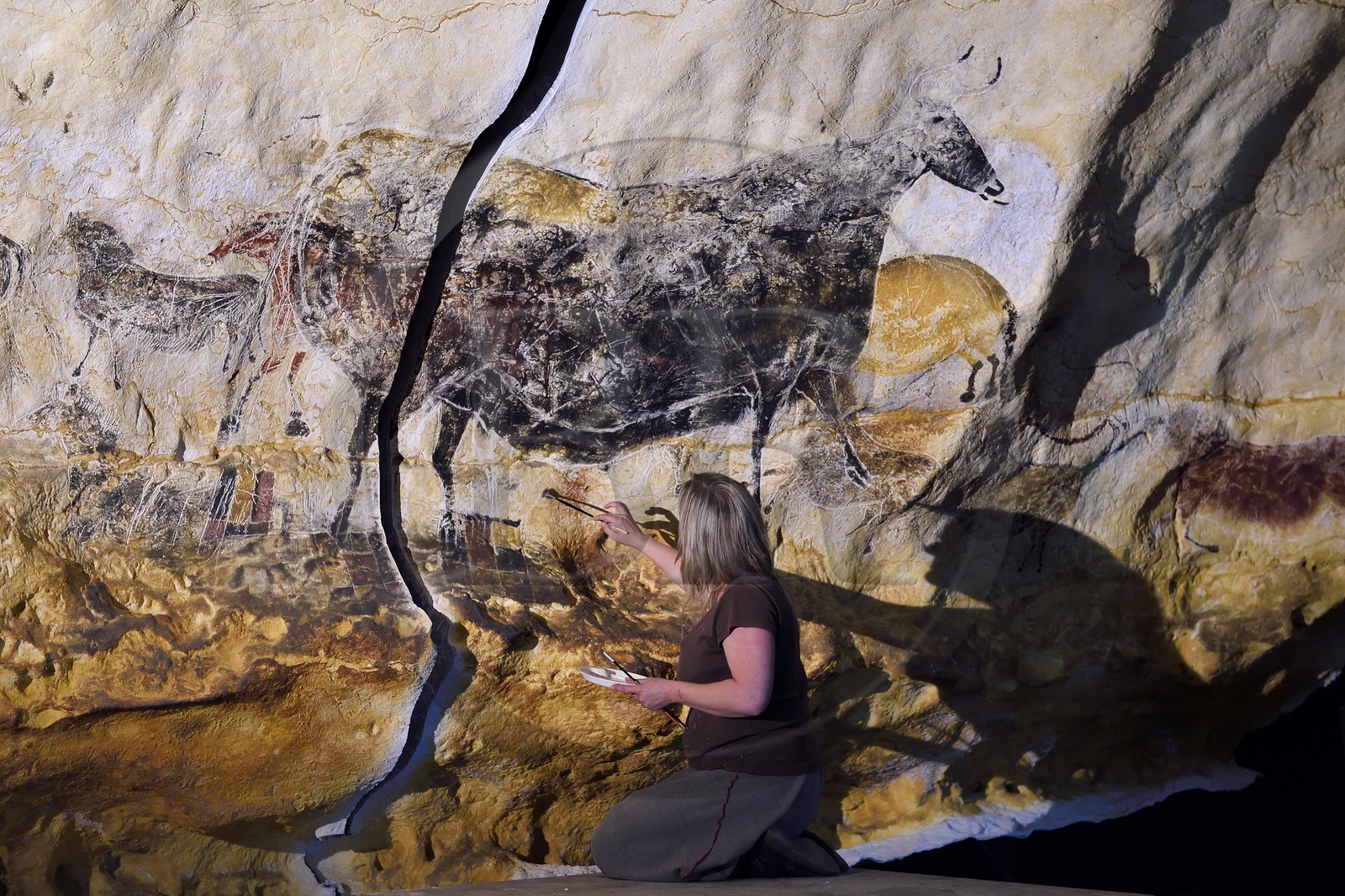 France, Dordogne (24), Montignac, l’Atelier des Fac-Similés du Périgord (AFSP) spécialisé dans la reproduction minérale de parois ornées de la préhistoire et en charge de la reconstitution fidèle des parois de la grotte de Lascaux, reproductions des peintures, mention obligatoire Atelier des Fac-Similés du Périgord