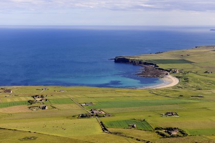Royaume-Uni, Ecosse, Highland, la côte Est du district de Caithness au nord de la ville de Wick, fermes autours de Freswick Bay (vue aérienne)