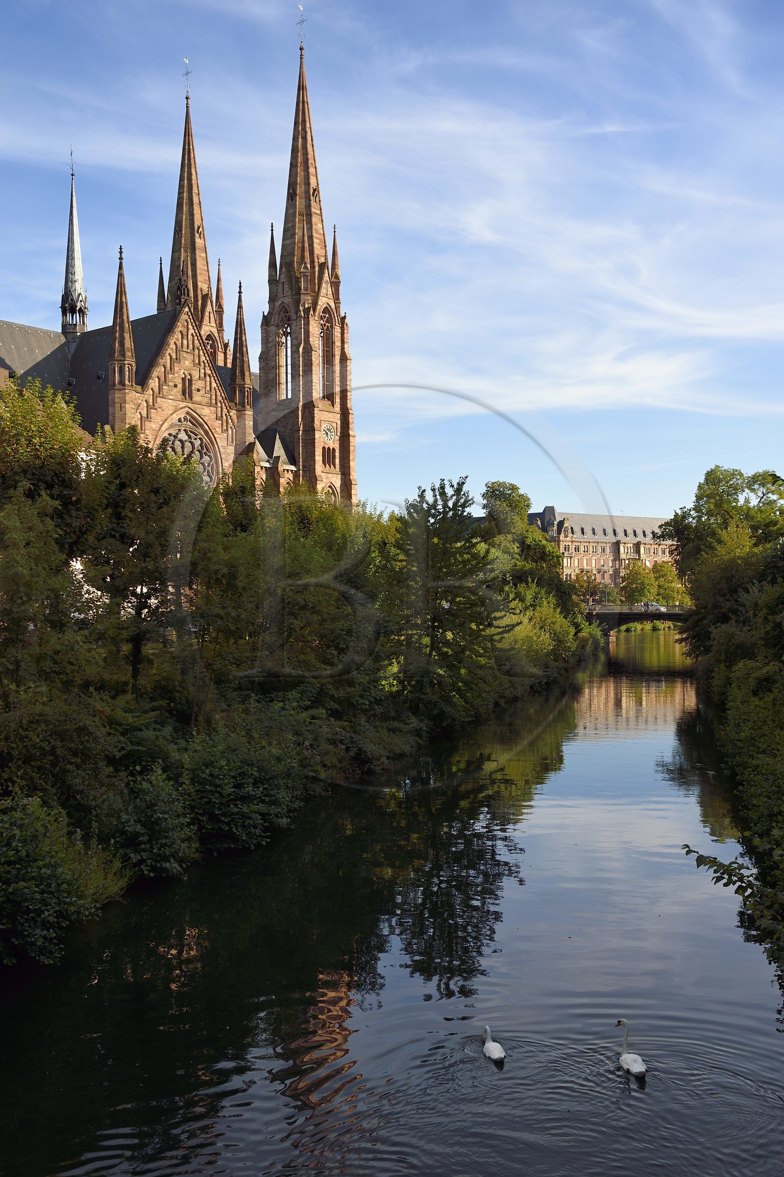 France, Bas-Rhin (67), Strasbourg, Quartier de la Neustadt datant de la période allemande classé au Patrimoine Mondial de l'UNESCO, église protestante Saint-Paul et le pont d'Auvergne enjambant l'Ill