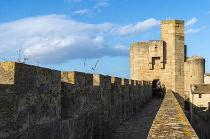 France, Gard (30), Aigues-Mortes, tour de la Porte des Remblais et chemin de ronde sur les remparts ouest