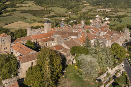 France, Aveyron (12), Causses et les Cévennes, paysage culturel de l'agro-pastoralisme méditerranéen, classés Patrimoine Mondial de l'UNESCO, Sainte-Eulalie-de-Cernon, la Commanderie Templière puis commanderie hospitalière de l'ordre de Saint-Jean de Jérusalem au premier plan(vue aérienne)