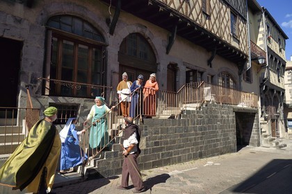 France, Puy-de-Dôme (63), Clermont-Ferrand, quartier de Montferrand, rue de la Rodade, membres de l'association Il était une fois Montferrand en costumes médiévaux