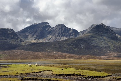 Royaume-Uni, Ecosse, région des Highlands, les Hébrides, Ile de Skye, le Loch Slapin vers Torrin et la montagne de Blaven