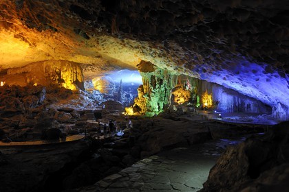 Vietnam, province de Quang Ninh, la Baie d'Halong classée Patrimoine Mondial de l'UNESCO, la grotte Hang Sung Sot dite de la Surprise sur l'île de Bo Hon