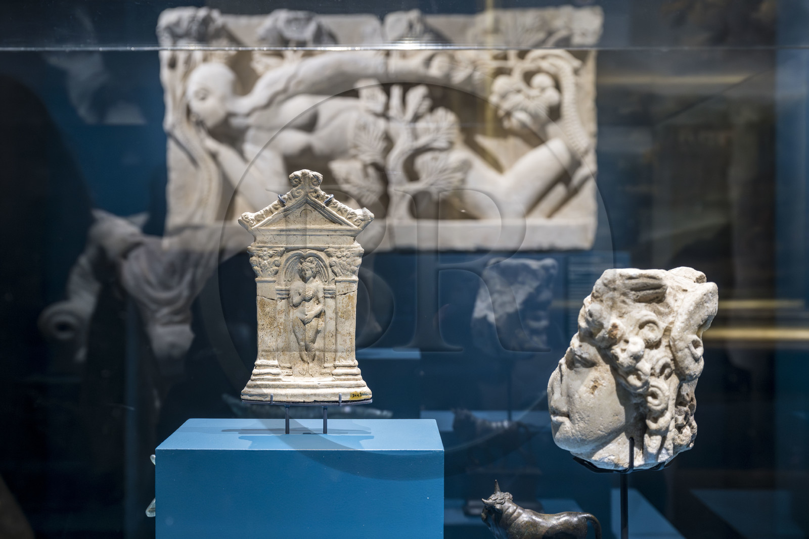France, Saône-et-Loire (71), Autun, musée Rolin, exposition des chefs-d'oeuvres au muséum d'Histoire Naturelle pendant les travaux, Vénus nue sortant de la mer, plaque en terre cuite gallo-romaine affichée dans un petit sanctuaire domestique