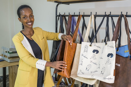 Rwanda, Kigali, la styliste Gloria Girabawe, fondatrice et PDG de Flove, présente sa collection de sacs dans son atelier