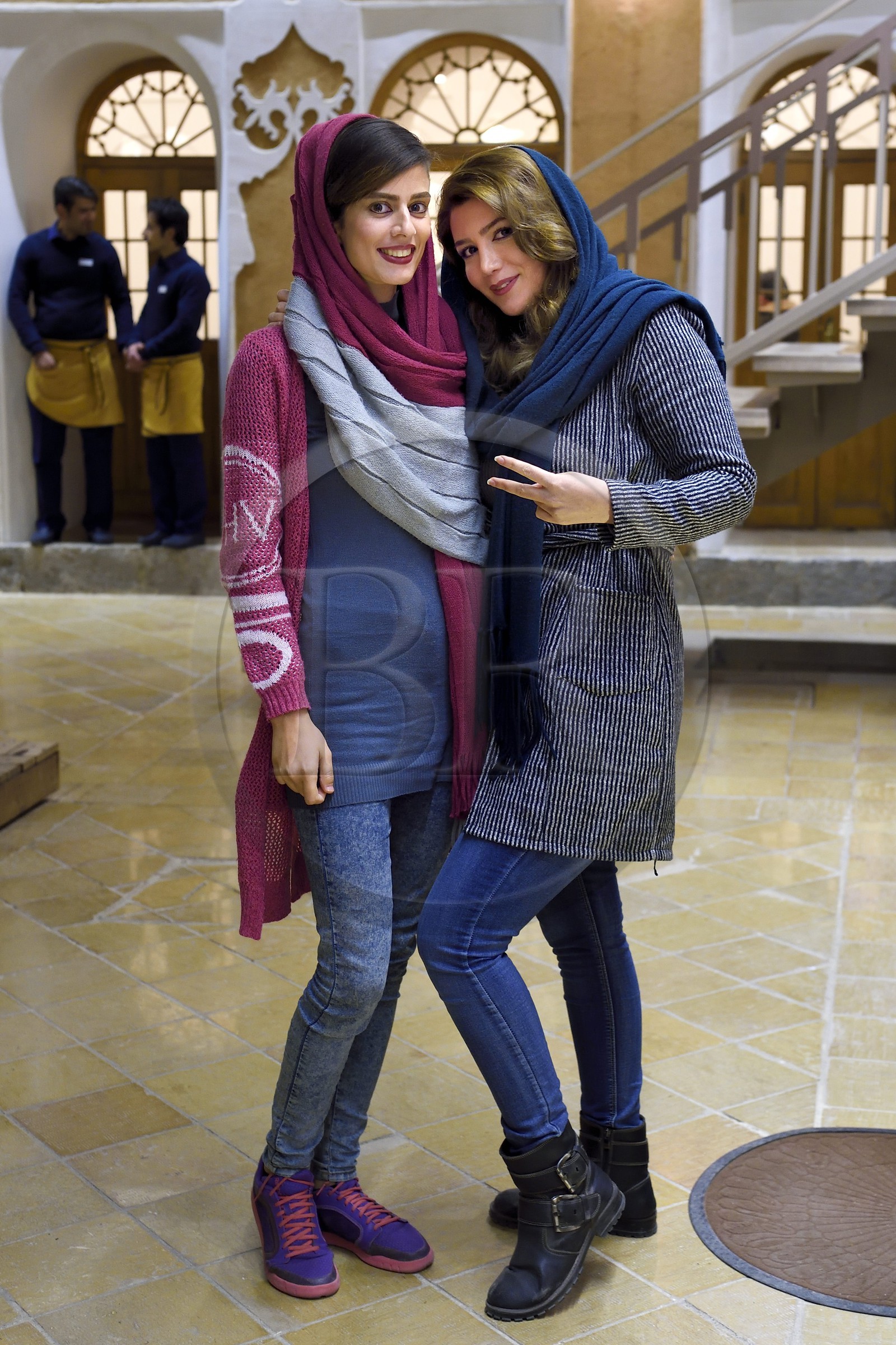 Iran, province d'Ispahan, Ispahan, quartier arménien de la Nouvelle-Djoulfa (Nor Djoura), Café et Restaurant à la mode Arc a, jeunes femmes iraniennes