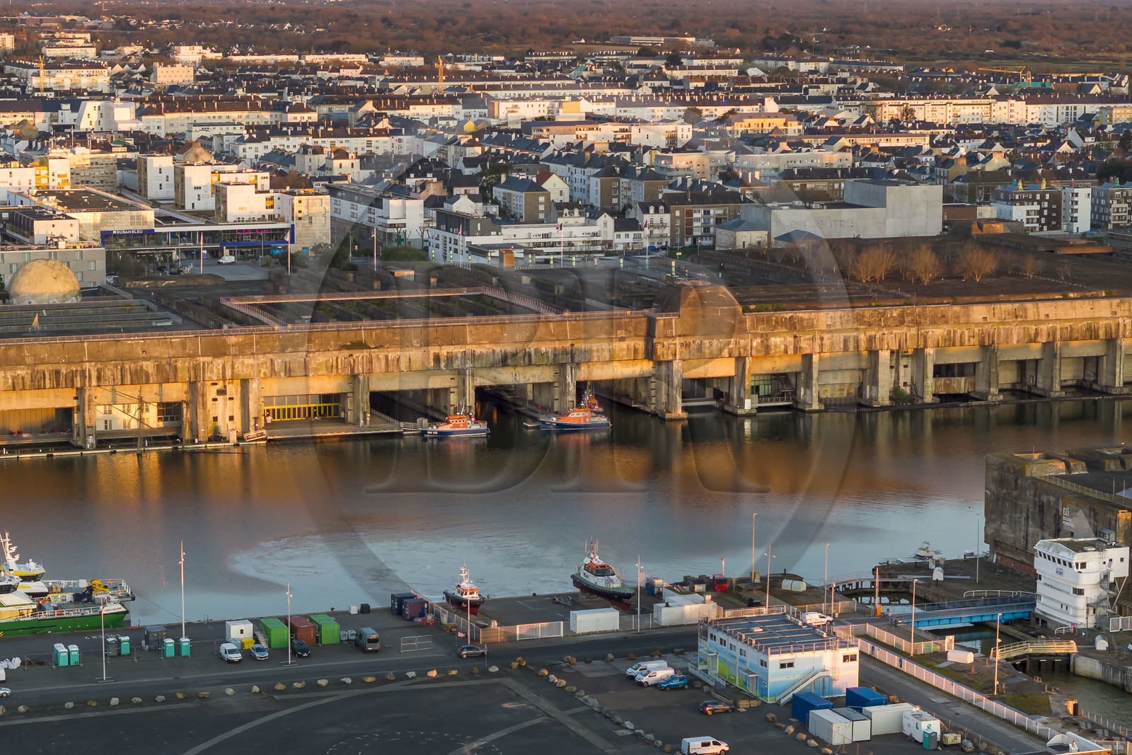 France, Loire-Atlantique (44), Saint-Nazaire, l'ancienne base sous-marine allemande construite lors de la dernière guerre mondiale borde le bassin à flot du port de Saint-Nazaire, l'écluse Est et l'écluse fortifiée au premier plan à droite (vue aérienne)