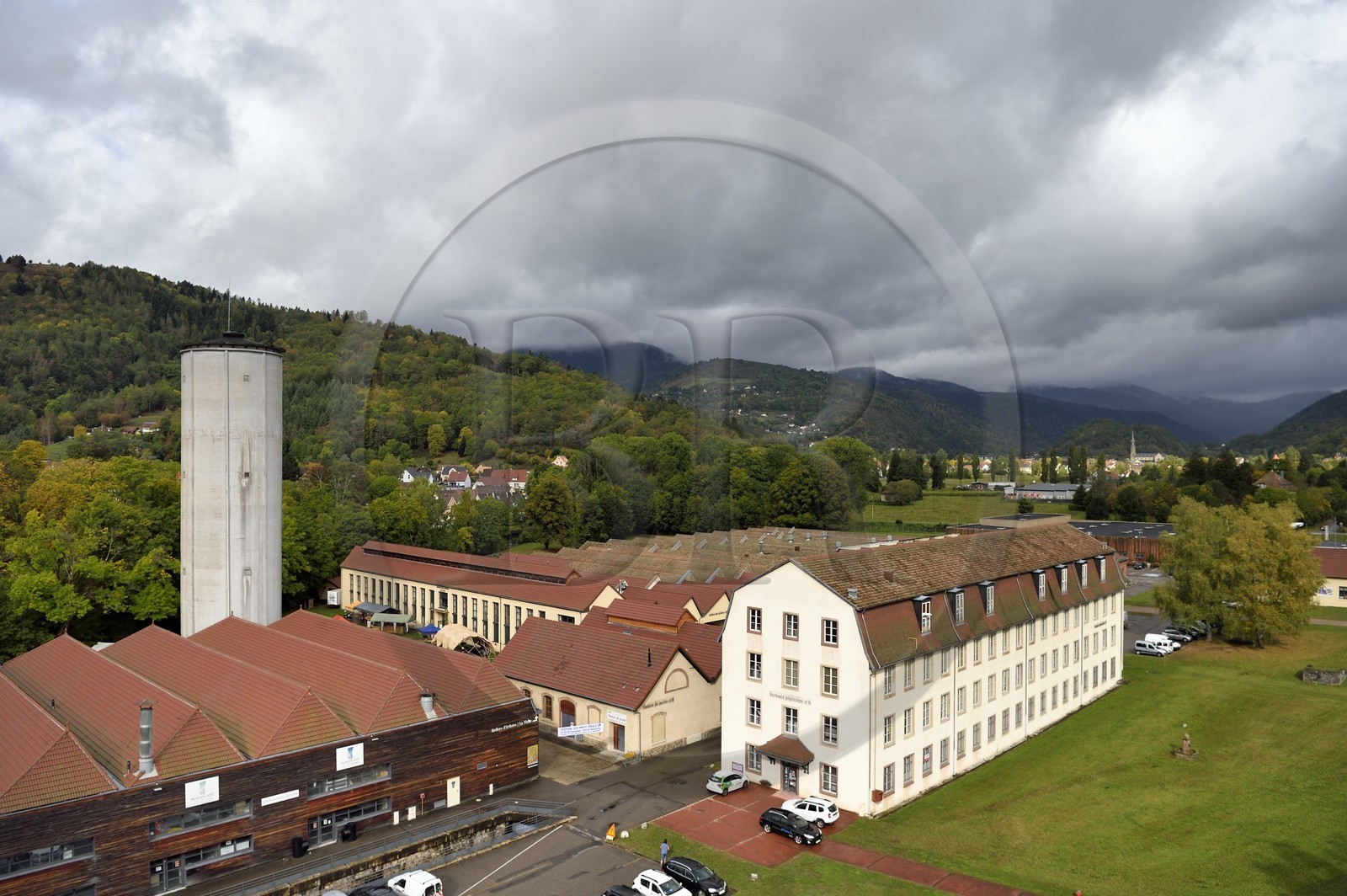 France, Haut-Rhin (68), Husseren-Wesserling, parc de Wesserling, musée du Textile, les anciens batiments industriels reconvertis en locaux de sociétés, ateliers d'artistes et en théatre