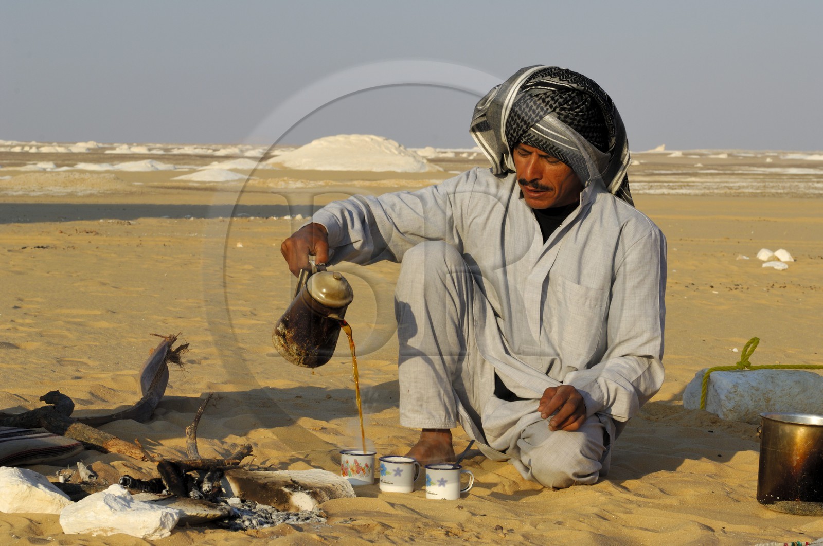 Egypte, désert libyque, bivouac dans le Désert Blanc au nord de Farafra, préparation du thé