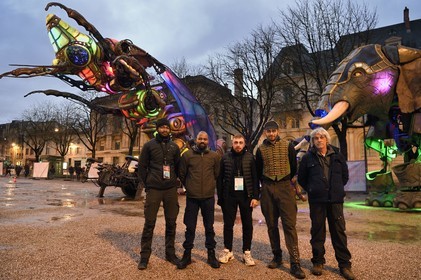 France, Meurthe-et-Moselle (54), Nancy, préparatifs pour le défilé de la Saint-Nicolas place Carnot, sauterelle de douze mètres au regard coloré du Microcosmos à gauche et Elephantasia à droite de la compagnie Planète Vapeur au centre