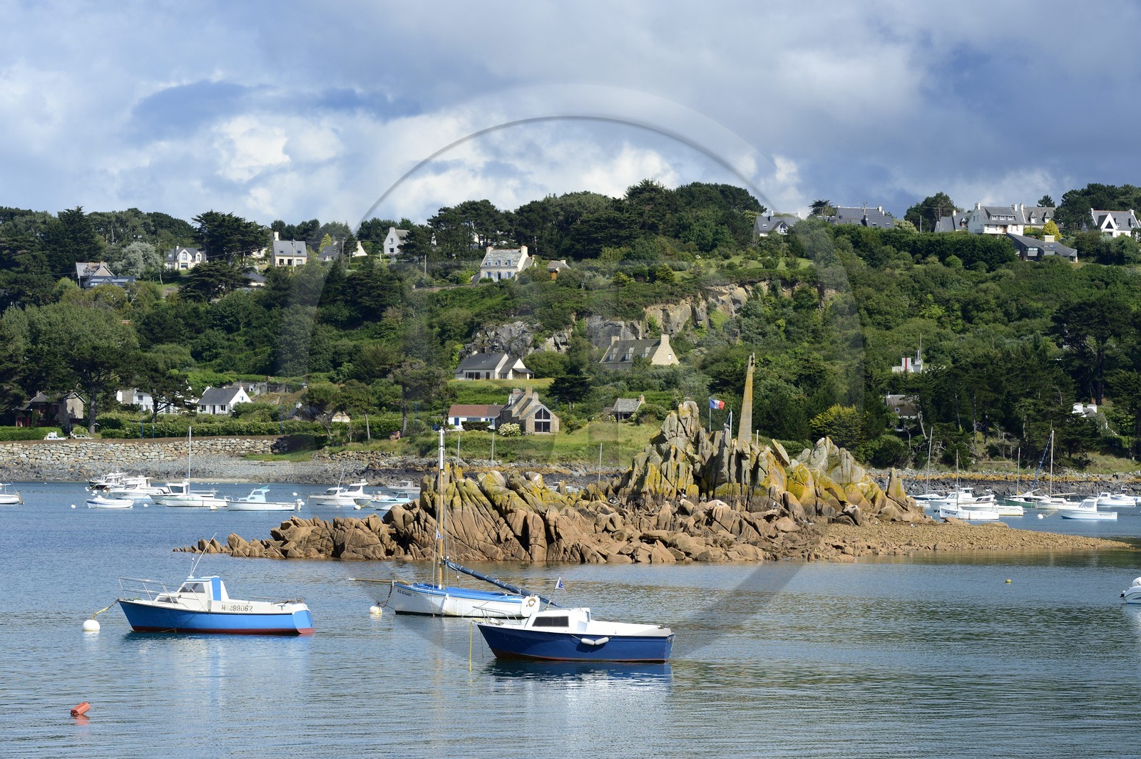 France, Finistère (29), Plougasnou, le port du Diben et l'îlot Roc'h an Trez Brazau centre de l'Anse du Diben