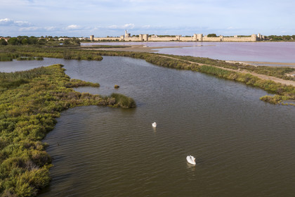 France, Gard (30), Aigues-Mortes, la ville médiévale entourée par ses remparts en bordure des marais salants (Salins du Midi) (vue aérienne)
