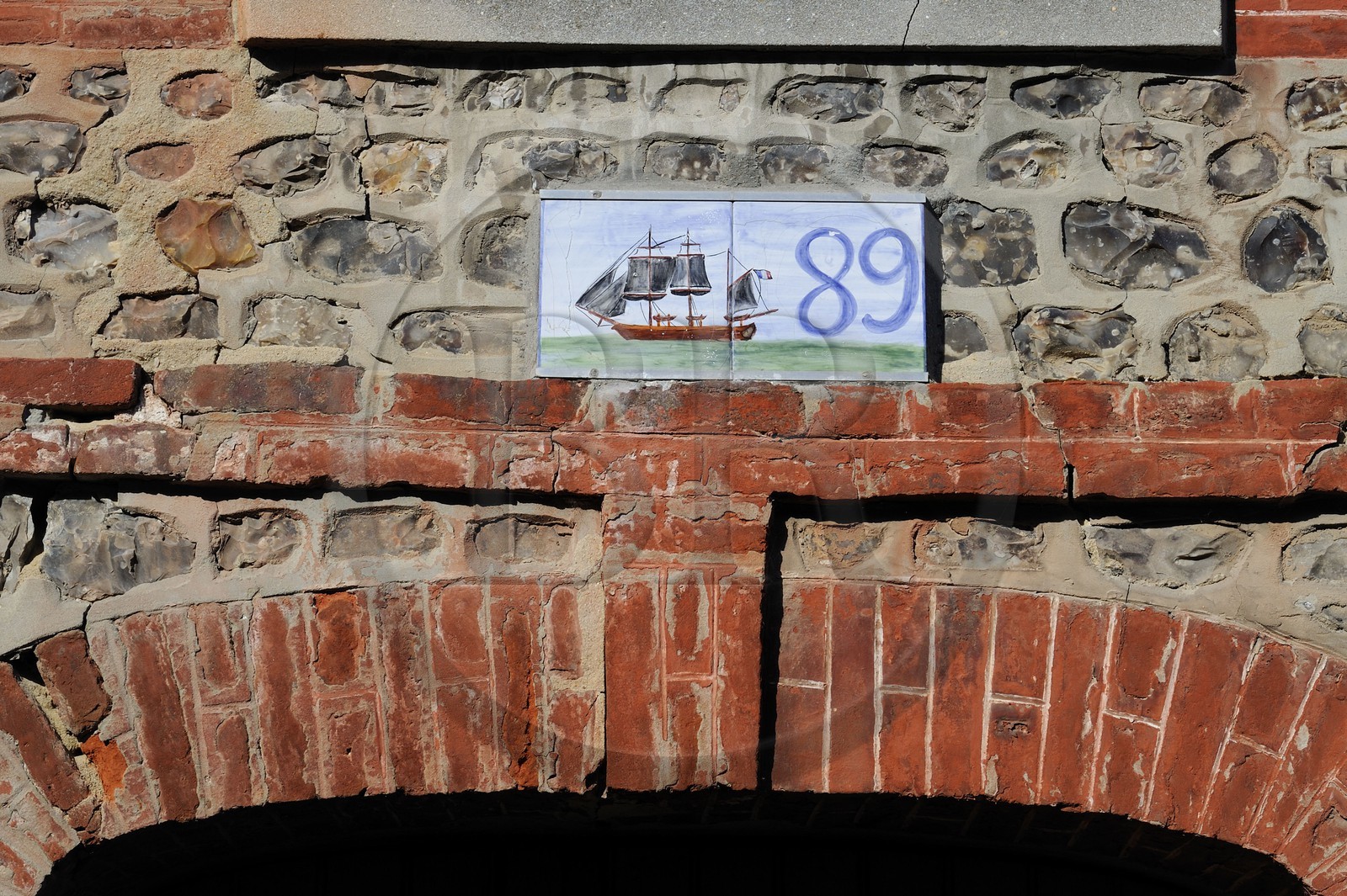France, Seine-Maritime (76), Saint-Valery-en-Caux, détail de façade d'une maison de la rue Saint-Léger, numero de maison