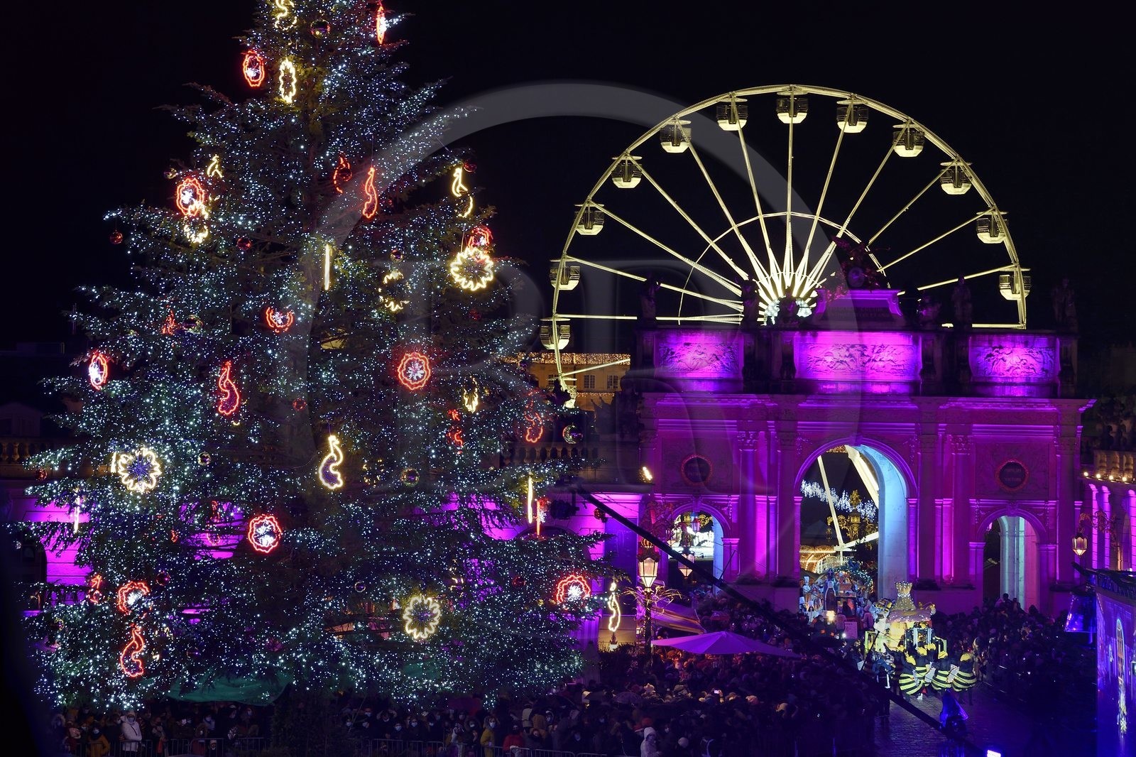 France, Meurthe-et-Moselle (54), Nancy, place Stanislas, le défilé de la Saint-Nicolas, Char de l'Institut Médico-Educatif et du Centre d’Education Motrice de Flavigny avec Drôles d'Abeilles devant l'Arc de Triomphe (la Porte Héré)