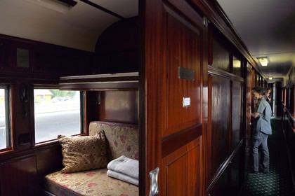 Namibie, région de Khomas, Windhoek, le train Shongololo express, dans la cabine du wagon-lits