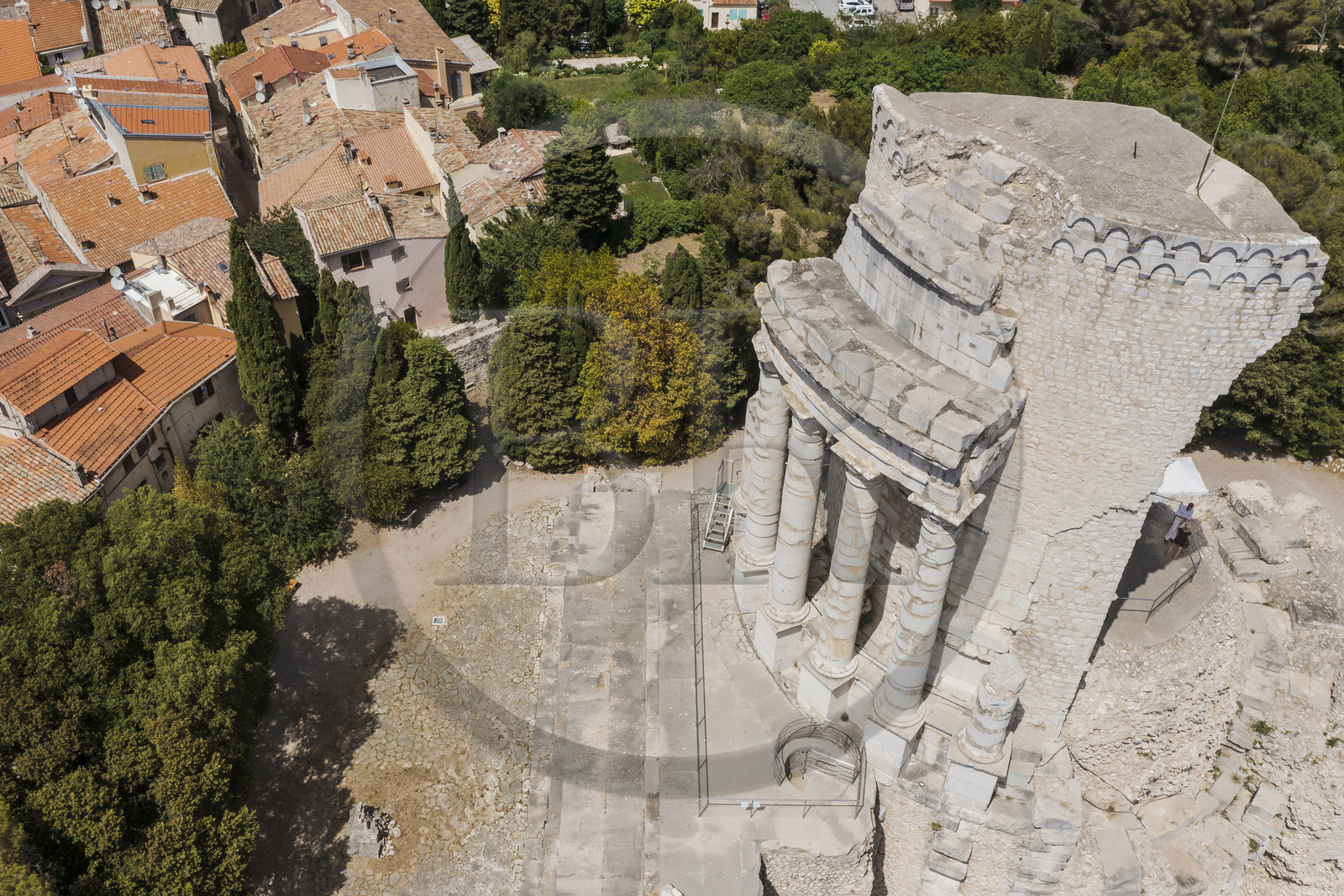 France, Alpes-Maritimes (06), La Turbie, Trophée d'Auguste ou Trophée des Alpes, monument romain édifié en l'an 6 avant J.-C. (vue aérienne)