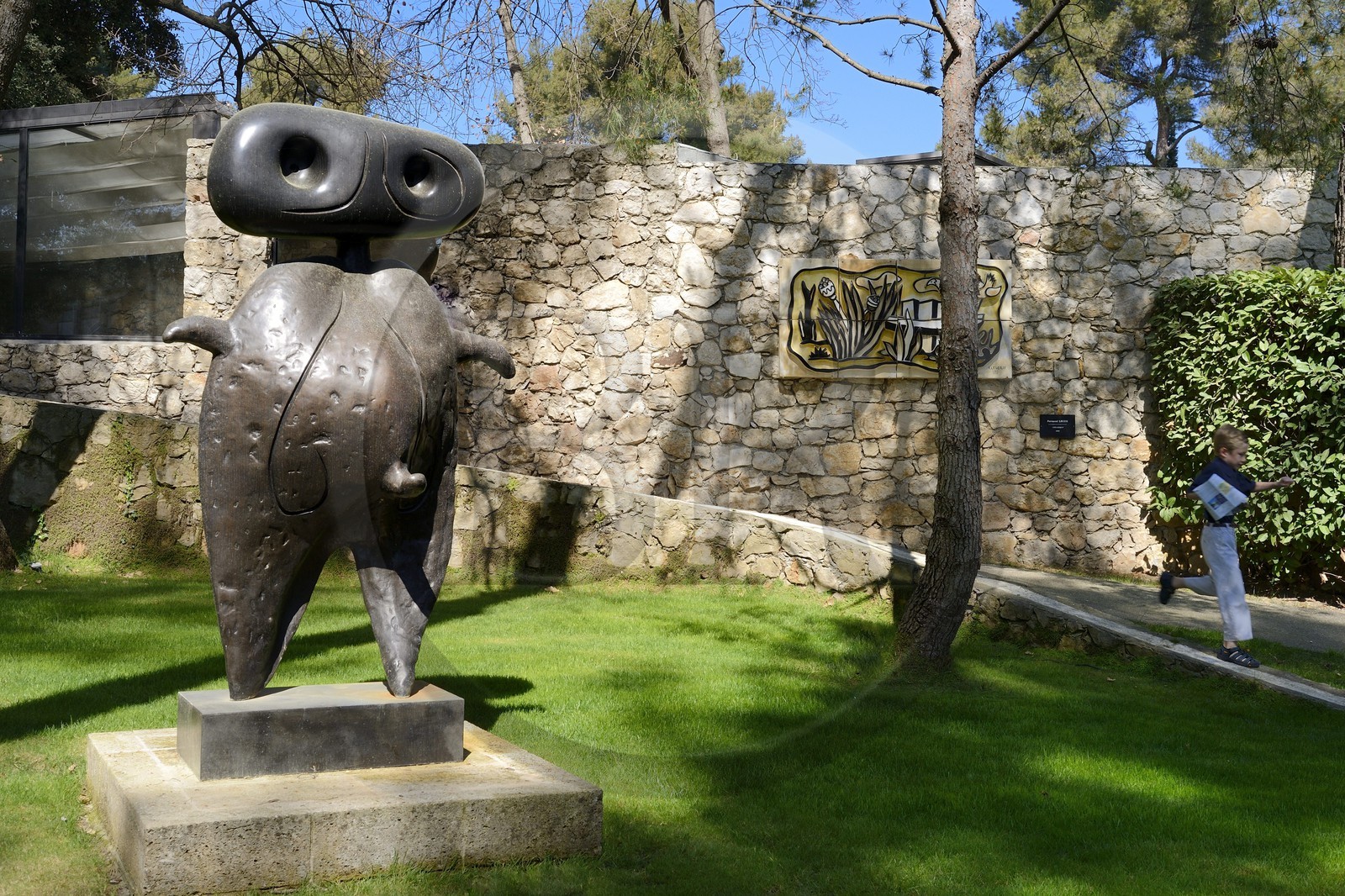 France, Alpes-Maritimes (06), Saint Paul de Vence, Fondation Maeght, musée d'art contemporain, sculpture Personnage (1970) de Joan Miro dans le jardin de sculptures