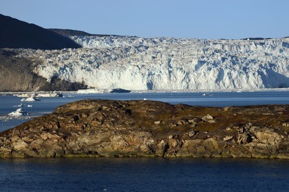 Groenland, cote ouest, baie de Disko, baie de Quervain, le glacier Eqip Sermia (glacier Eqi) s'étale sur 4 km et s'élève jusqu'à 50 mètres de hauteur