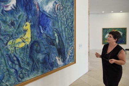 France, Alpes-Maritimes (06), Nice, musée national Marc Chagall de l'architecte André Hermant et créé à l'initiative d'André Malraux, salle de la série de peintures du Message Biblique, Anne Dopffer, directrice des musées nationaux des Alpes-Maritimes devant L'Arche De Noé (1961-1966)