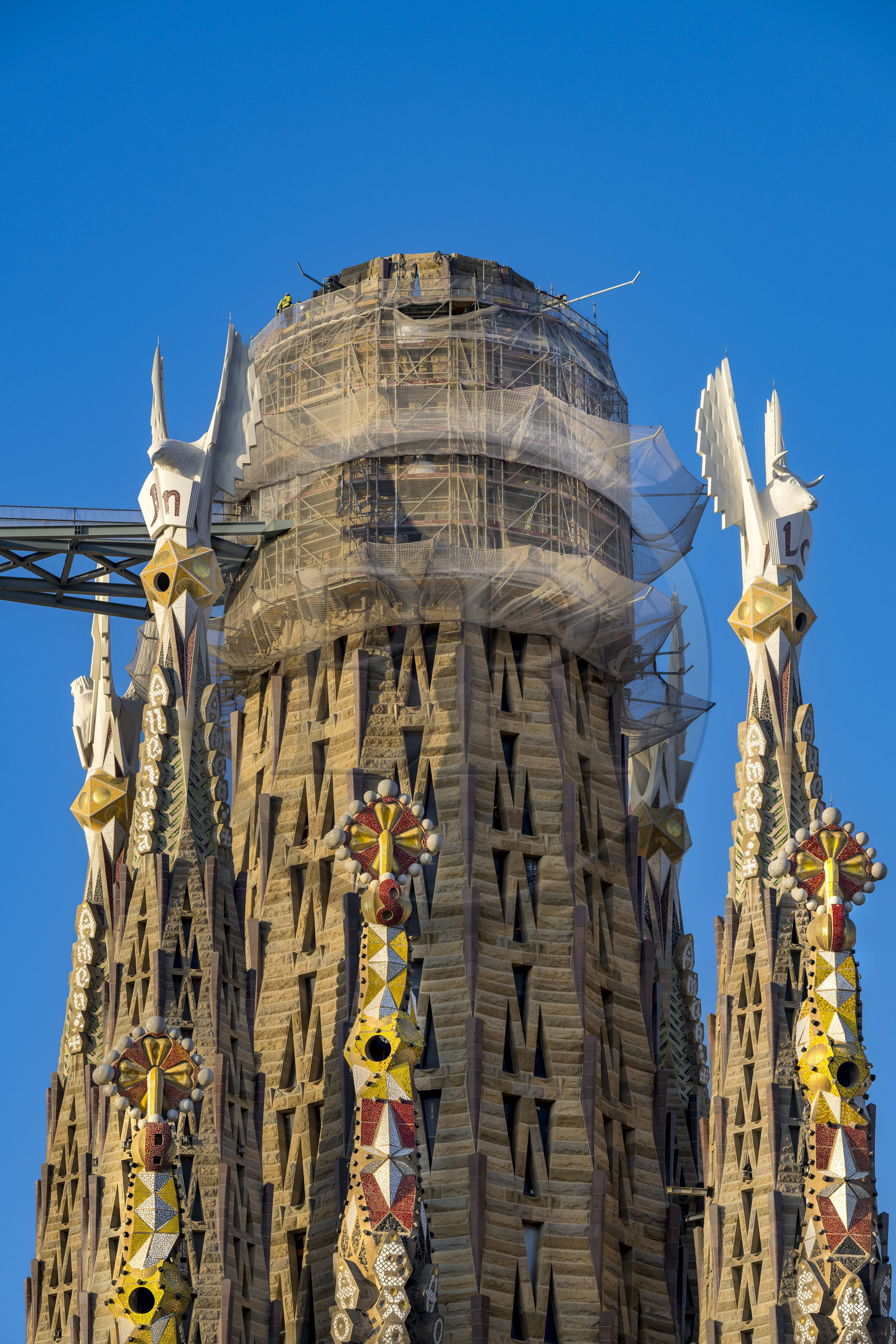 Espagne, Catalogne, Barcelone, quartier de l'Eixample, basilique de la Sagrada Familia de l'architecte du modernisme catalan Antoni Gaudi classée Patrimoine Mondial de l'UNESCO, campaniles surmontés de pinacles entourant le ciborium central et la future tour centrale (Tour de Jesus Christ)