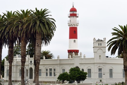 Namibie, région de Erongo, la station balnéaire de Swakopmund fondée en 1892 par des colons allemands, l'ancien tribunal (Kaiserliches Bezirksgericht ) devenu résidence présidentiel et le phare en arrière plan