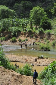 Tanzanie, région de Morogoro, les Monts Uluguru, prospecteurs d' Or sur la rivière Ruvu