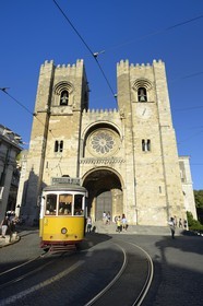 Portugal, Lisbonne, quartier de l'Alfama, tramway le long du Largo da Sé et la cathédrale Se Patriarcal en arrière-plan