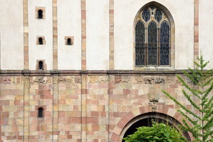 France, Bas-Rhin (67), Route des vins d'Alsace, Andlau, abbaye bénédictine d'Andlau fondée en 880, église abbatiale Saint-Pierre-et-Saint-Paul (XIème-XVIIIème siècles), bas-relief du XIIème siècle sur la facade occidentale romane