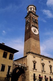 Italie, Vénétie, Vérone, Piazza Erbe, la tour Lamberti
