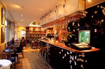 France, Paris (75), intérieur d'un café de Saint-Germain, la maison de Catalogne dans la cour Saint-André (6ème arrondissement)