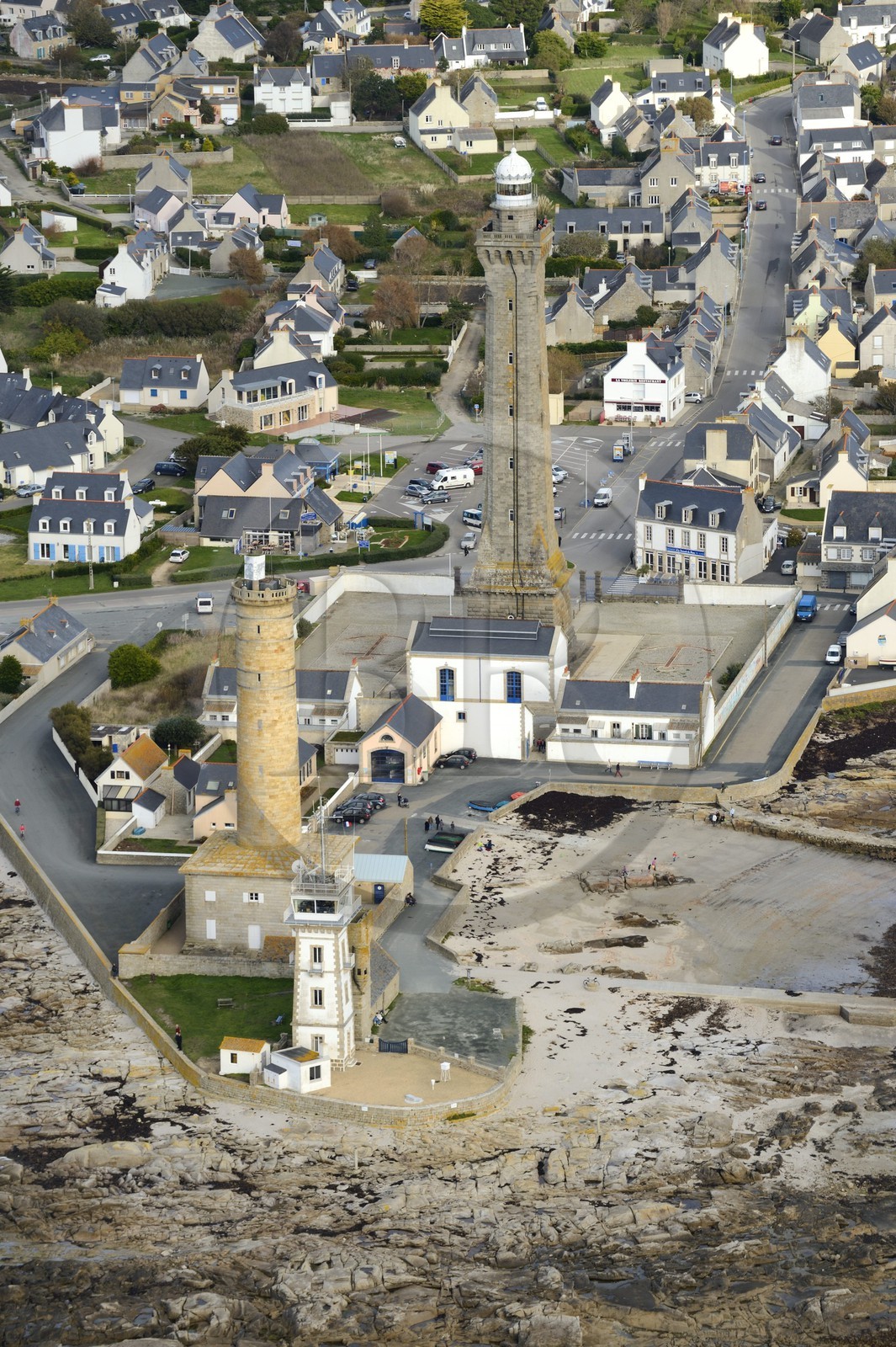 France, Finistère (29), Penmarc'h, Pointe de Penmarch, port Saint-Pierre, phare d'Eckmühl, ancien phare et sémaphore au premier plan (vue aérienne)