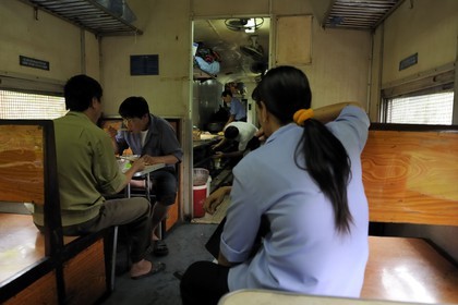 Vietnam, train de jour de Lao Cai à Hanoï, le wagon restaurant