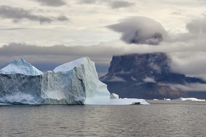 Groenland, cote ouest, icebergs et le mont Uummannaq qui culmine à 1170 m