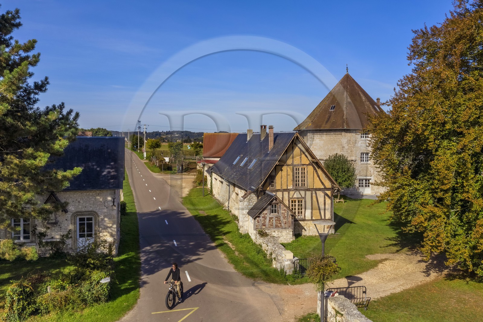 France, Seine-Maritime (76), Parc naturel régional des Boucles de la Seine normande, l'ancien colombier octogonal du manoir des Templiers d'Ambourville (vue aérienne)
