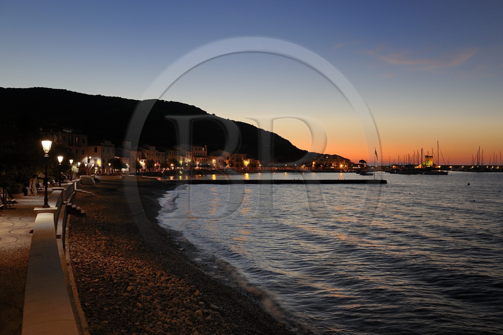 Italie, Toscane, l’Ile d’Elbe, Port de Marciana Marina, plage de galets