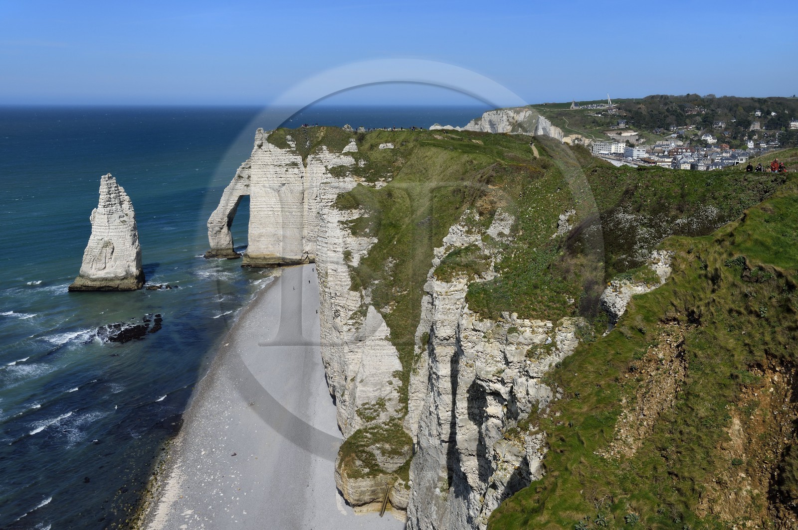 France, Seine-Maritime (76), Pays de Caux, Côte d'Albâtre, Etretat, la falaise d'Aval, l'Arche d'Aval et l'Aiguille, en arrière plan la ville d'Etretat