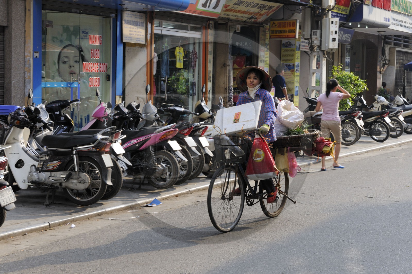 Vietnam, Hanoï, vieille ville, marchande de quatre saisons à vélo
