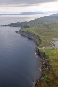 Royaume-Uni, Ecosse, Highland, Hébrides intérieures, Ile de Skye, péninsule Trotternish, lac et cascade de Kilt Rock (vue aérienne)
