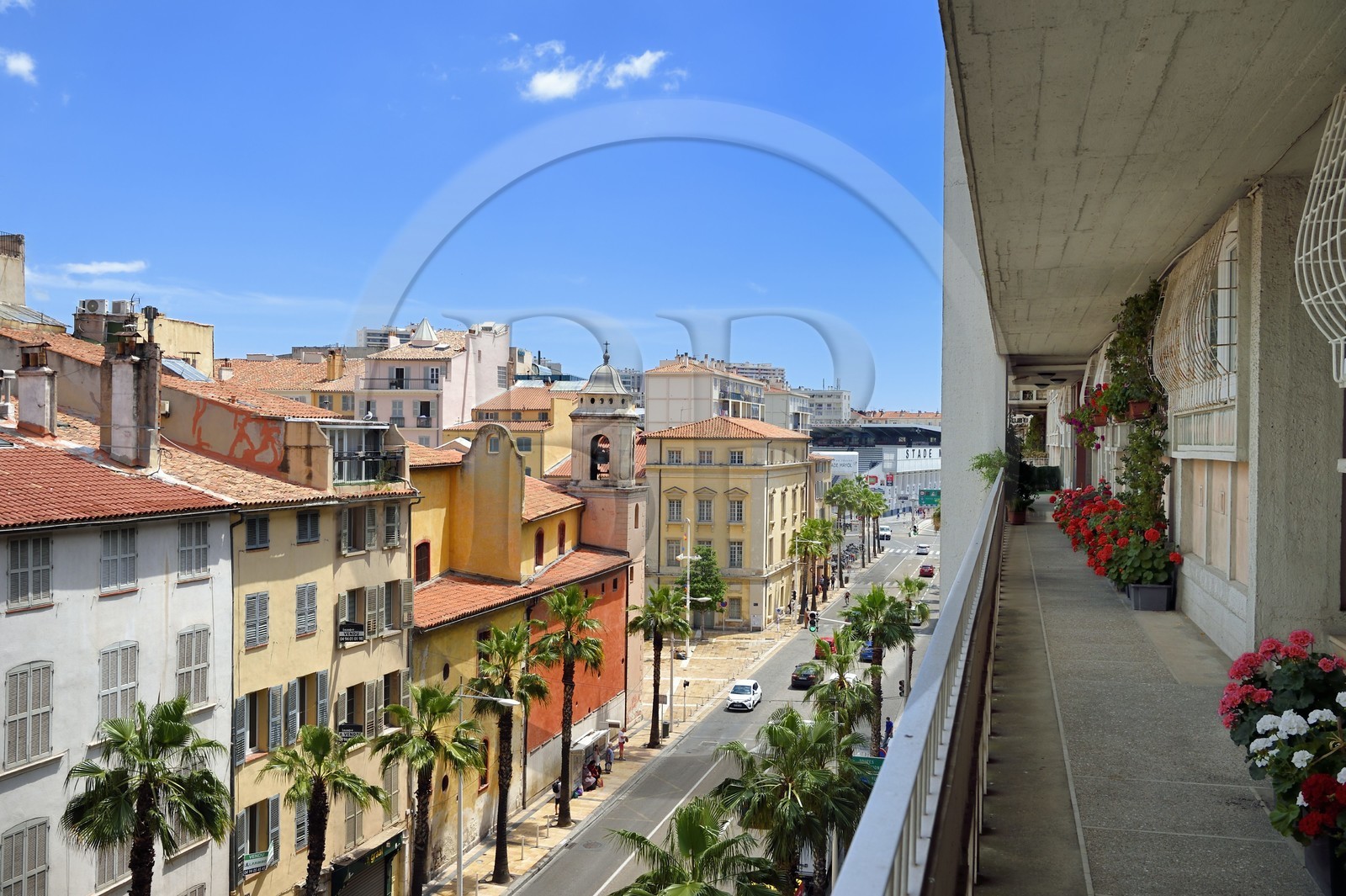 France, Var (83), Toulon, église Saint François de Paule à l'angle de l'avenue de la Republique et de la place Louis Blanc, à droite l'arrière des barres d'immeubles La Frontale conçues par De Mailly suite aux bombardements de 1944