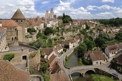 France, Côte d'Or (21), Semur-en-Auxois, Tour de la Prison, l'église Notre-Dame et la rue Chaude sur les quais de l'Armançon