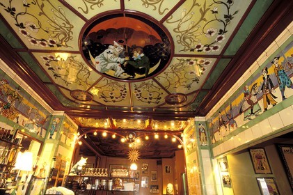 France, Paris (75), le Clown Bar, aux faïences classées de 1919, à côté du Cirque d'Hiver rue Amelot