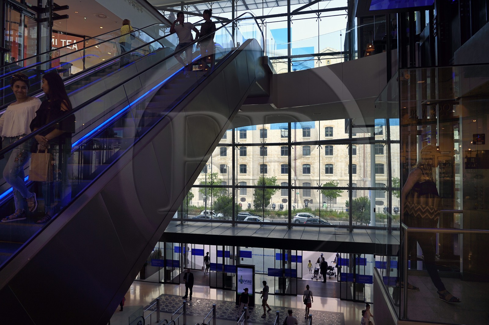 France, Bouches-du-Rhône (13), Marseille, Zone Euroméditerranée, quartier La Joliette, le centre commercial des Terrasses du Port et les batiments des Docks en arrière plan