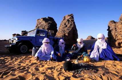Libye, région du désert, Le Fezzan (Sahara), Tassili de Maghidet, Préparation du thé lors du bivouac du soir