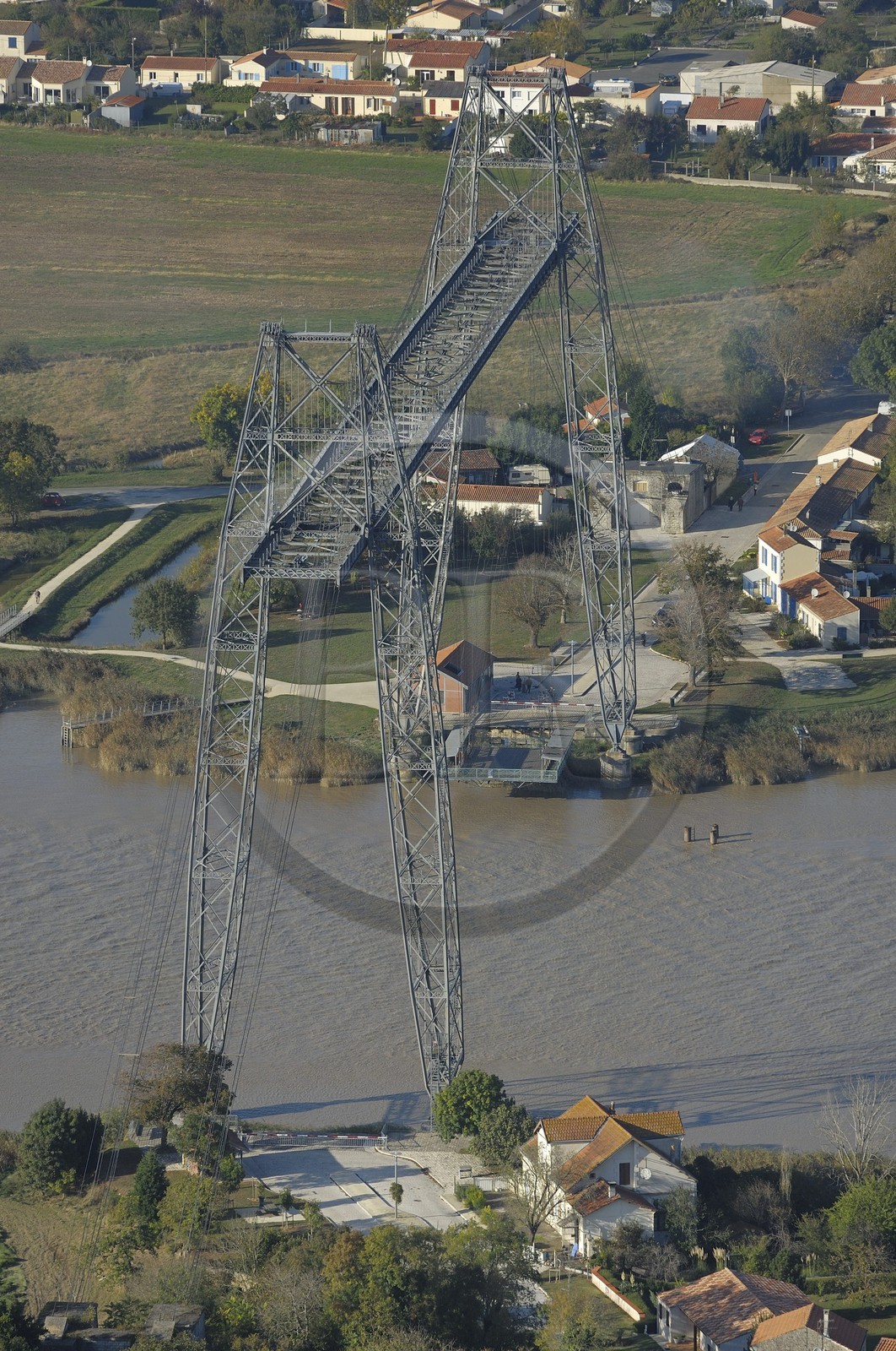 France, Charente-Maritime (17), Rochefort, le pont transbordeur de Rochefort (aussi appelé de Martrou) de l’ingénieur et constructeur Ferdinand Arnodin sur le fleuve Charente (vue aérienne)