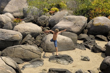 Brésil, Etat de Rio de Janeiro, Paraty, Ile Catimbau, Thomas campeurs joue sur la plage