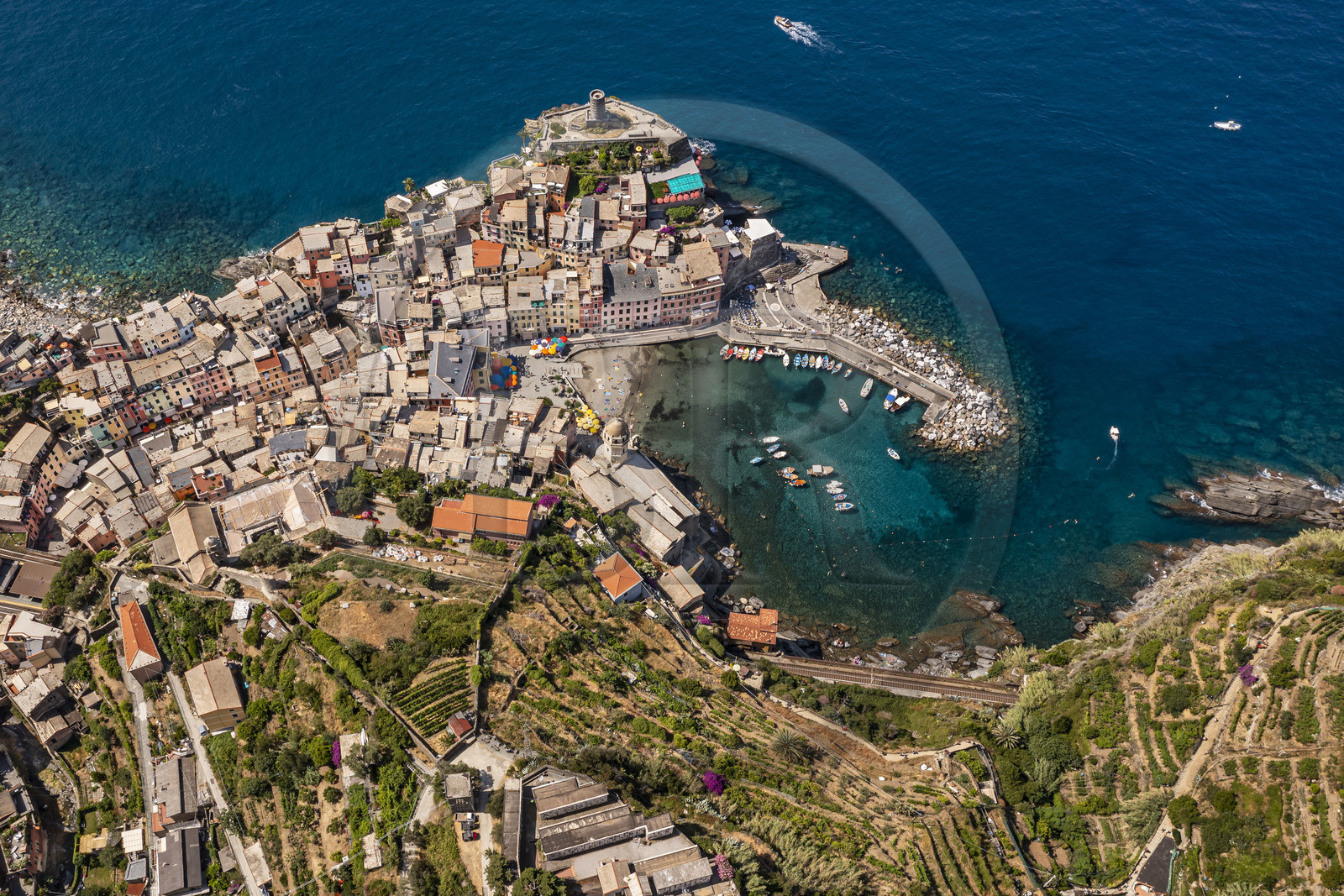 Italie, Ligurie, Cinque Terre, parc national des Cinque Terre classé Patrimoine Mondial de l'UNESCO, village de Vernazza et son port (vue aérienne)