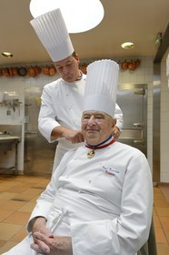 France, Rhône (69), Collonges-au-Mont-d'Or, Restaurant L'Auberge du Pont de Collonges de Paul Bocuse, trois étoiles au Guide Michelin depuis 1965, le grand chef cuisinier Meilleur ouvrier de France Paul Bocuse avec le chef executif Christophe Muller MOF 2000
