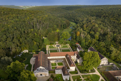 France, Côte-d'Or (21), Marmagne, l'abbaye cistercienne de Fontenay fondée en 1118, classée au Patrimoine Mondial de l'UNESCO, la vallée du ru (ruisseau) de Fontenay en arrière plan (vue aérienne)