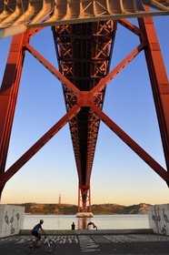 Portugal, Lisbonne, le pont du 25 de Abril sur le Tage et le  le Cristo Rei (Christ Roi)